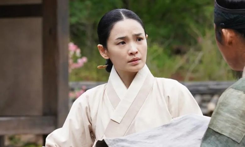 جيون مي دو تظل سيدة البلاط المخلصة لبارك جي هون حتى بعد نفيه في الفيلم الجديد "حارس الملك - The King’s Warden"