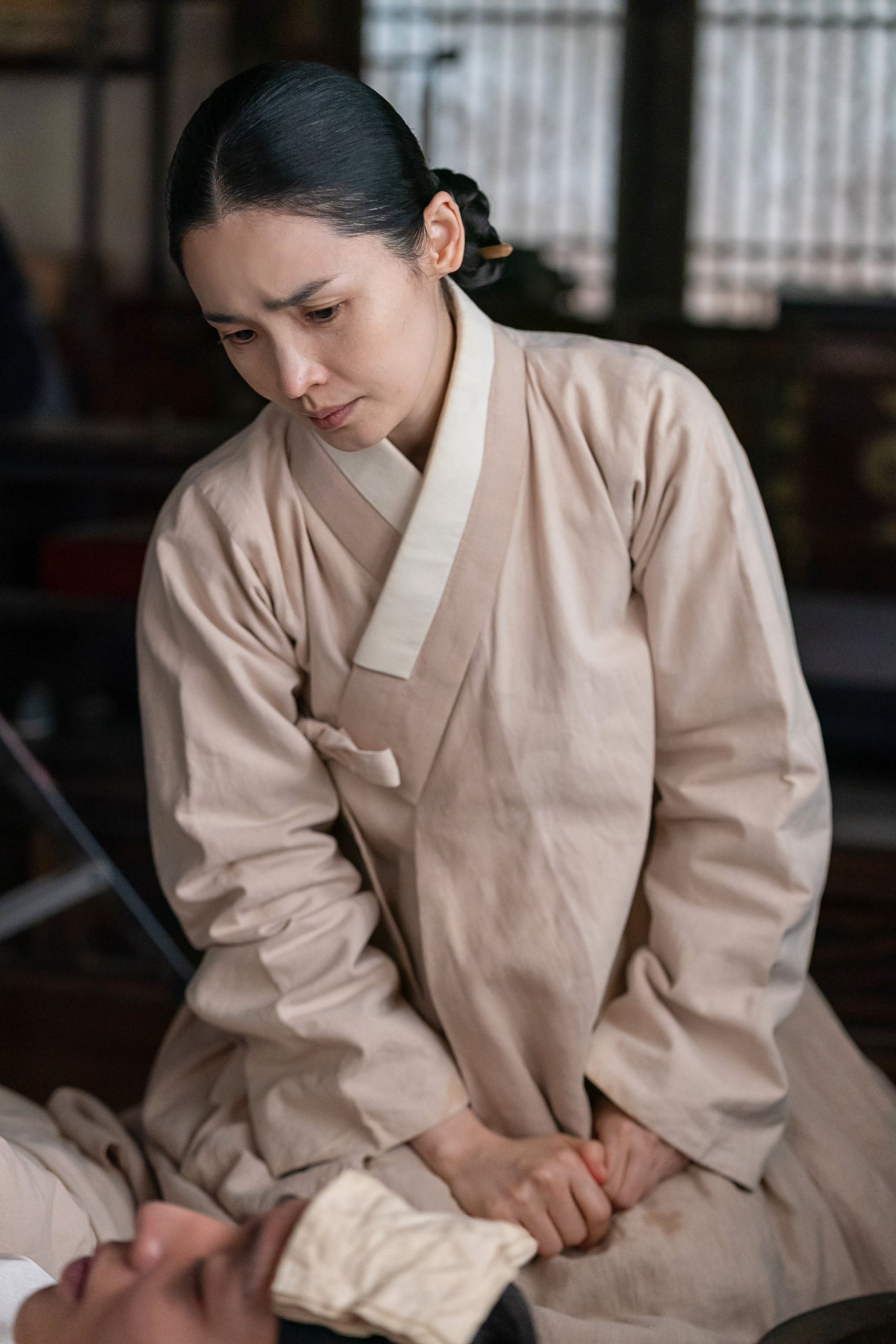 جيون مي دو تظل سيدة البلاط المخلصة لبارك جي هون حتى بعد نفيه في الفيلم الجديد "حارس الملك - The King’s Warden"