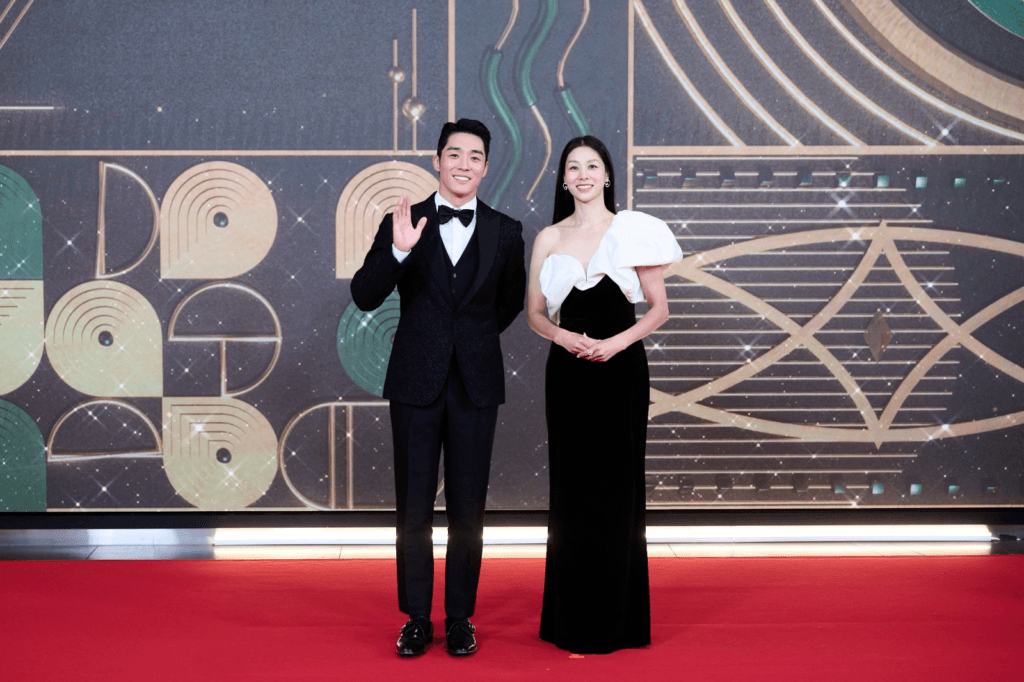 النجوم يتألقون على السجادة الحمراء في حفل توزيع جوائز MBC للدراما لعام 2025