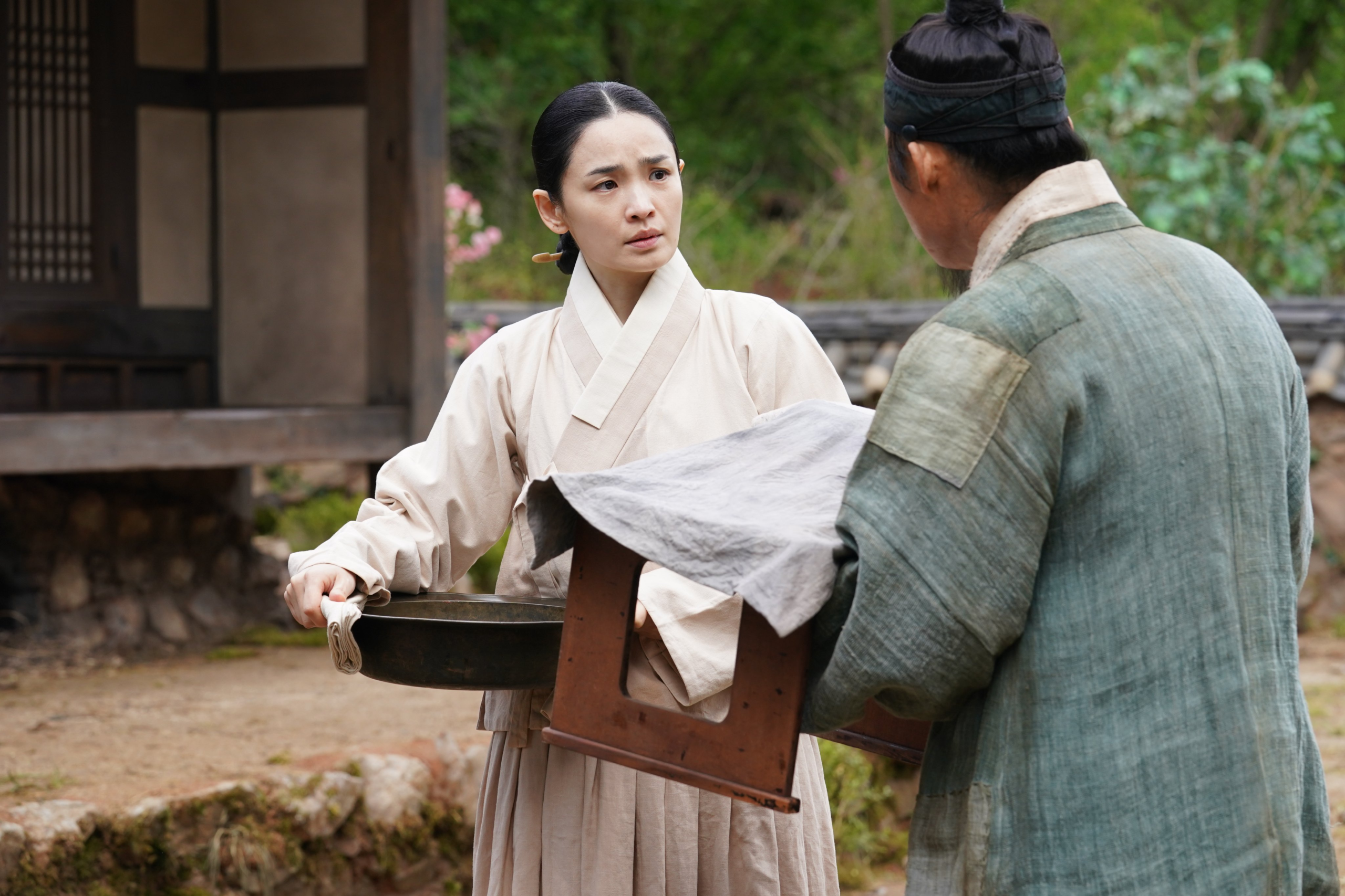 جيون مي دو تظل سيدة البلاط المخلصة لبارك جي هون حتى بعد نفيه في الفيلم الجديد "حارس الملك - The King’s Warden"