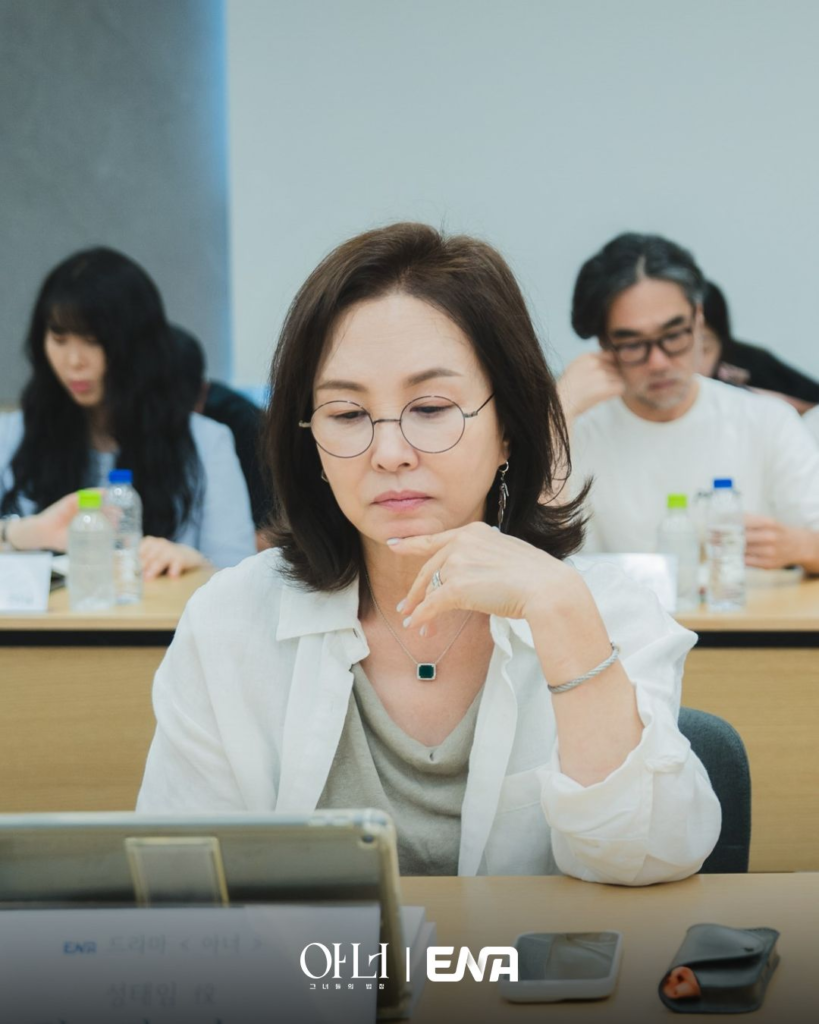 شاهدوا: لي نا يونغ، جونغ إيون تشاي، ولي تشونغ آه يتحدن كمحاميات يدافعن عن ضحايا العنف من النساء في قراءة نص مسلسل "شرف - Honour" شاهدوا: لي نا يونغ، جونغ إيون تشاي، ولي تشونغ آه يتحدن كمحاميات يدافعن عن ضحايا العنف من النساء في قراءة نص مسلسل "شرف - Honour"