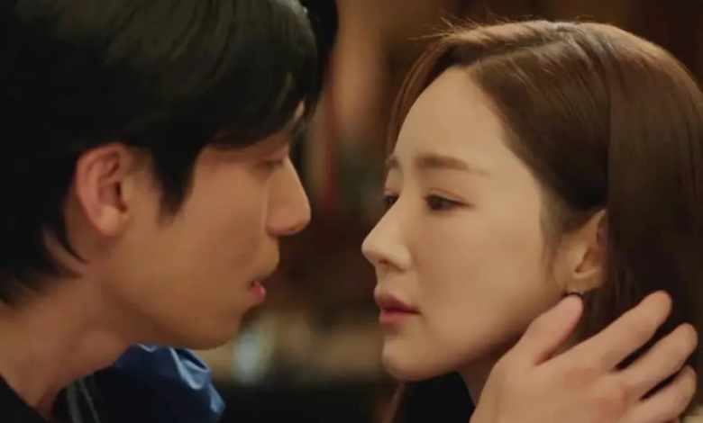 شاهد: وي ها جون يقع في حب بارك مين يونغ أثناء التحقيق معها في إعلان تشويقي مثير لمسلسل "قبلة الحورية - Siren's Kiss" شاهد: وي ها جون يقع في حب بارك مين يونغ أثناء التحقيق معها في إعلان تشويقي مثير لمسلسل "قبلة الحورية - Siren's Kiss"