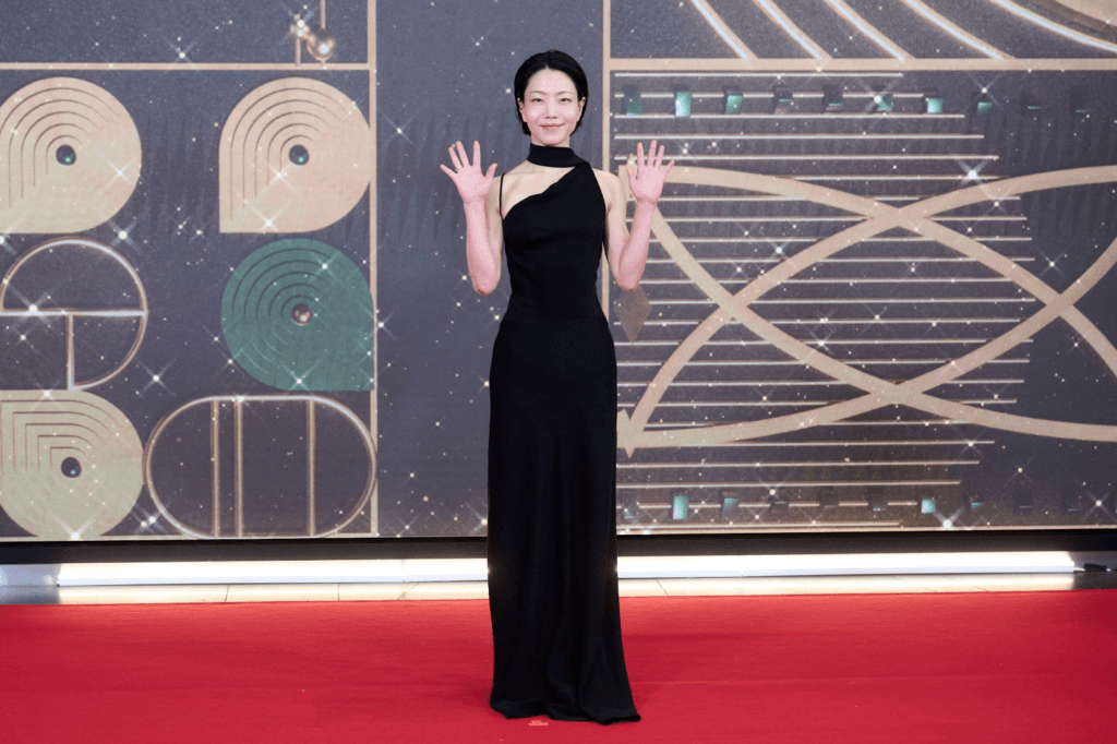 النجوم يتألقون على السجادة الحمراء في حفل توزيع جوائز MBC للدراما لعام 2025