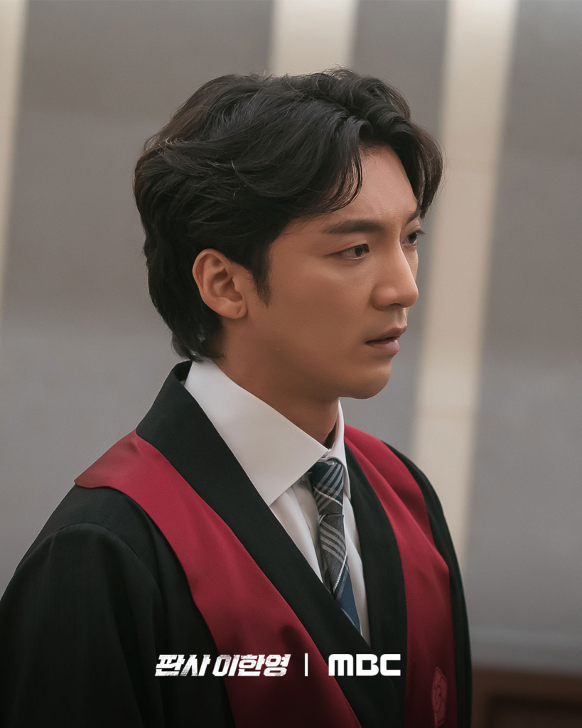 جي سونغ ينفجر غضباً في وجه باي إن هيوك في المحكمة في دراما "عودة القاضي - The Judge Returns" جي سونغ ينفجر غضباً في وجه باي إن هيوك في المحكمة في دراما "عودة القاضي - The Judge Returns"