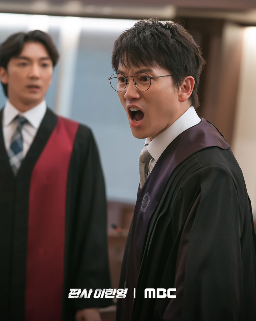 جي سونغ ينفجر غضباً في وجه باي إن هيوك في المحكمة في دراما "عودة القاضي - The Judge Returns" جي سونغ ينفجر غضباً في وجه باي إن هيوك في المحكمة في دراما "عودة القاضي - The Judge Returns"