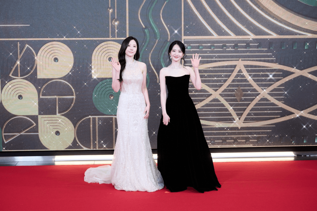 النجوم يتألقون على السجادة الحمراء في حفل توزيع جوائز MBC للدراما لعام 2025