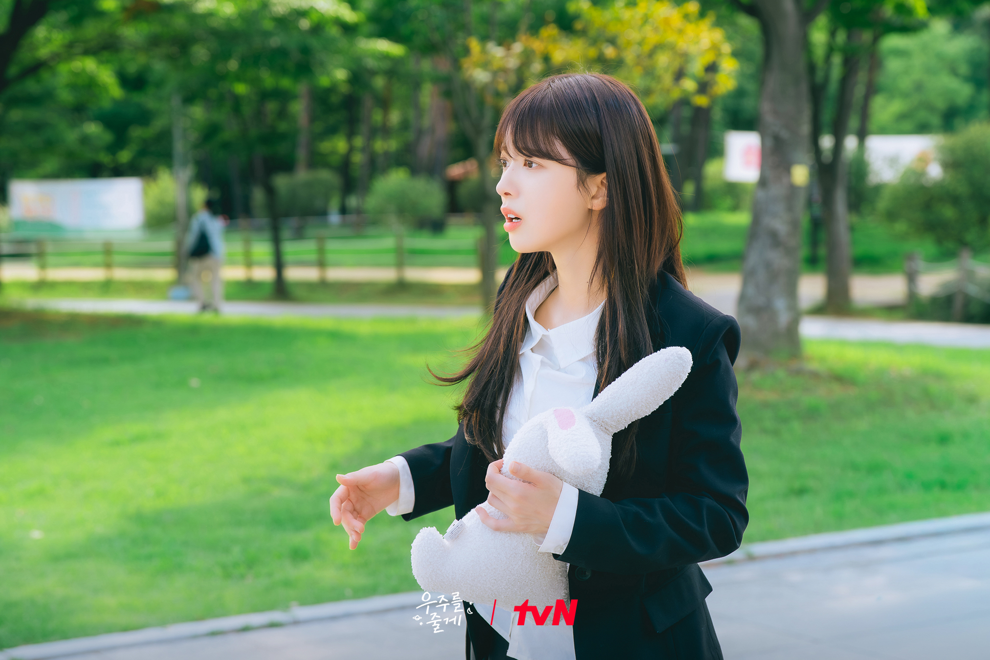 يتشاجر روه جونغ إي وباي إن هيوك علنًا بينما يشاهد ابن أخيهما ذلك في الدراما الجديدة "عالمنا - Our Universe"