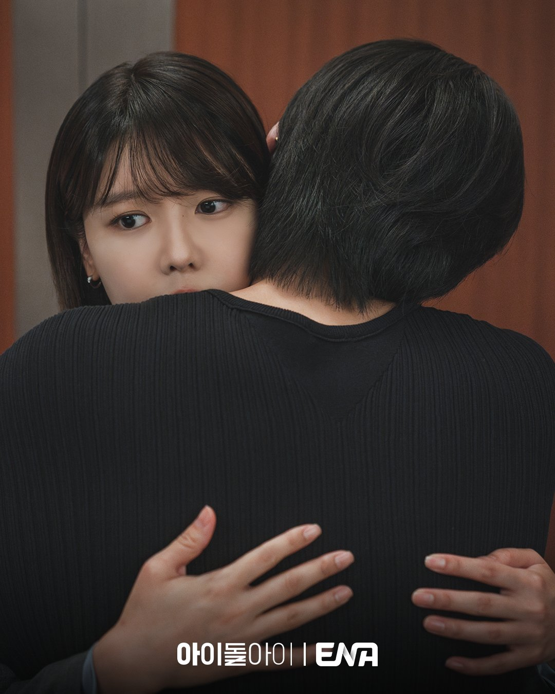 سويونغ تعانق كيم جاي يونغ بينما تتكشف الحقائق الخفية في دراما "محامية الآيدول - IDOL I"