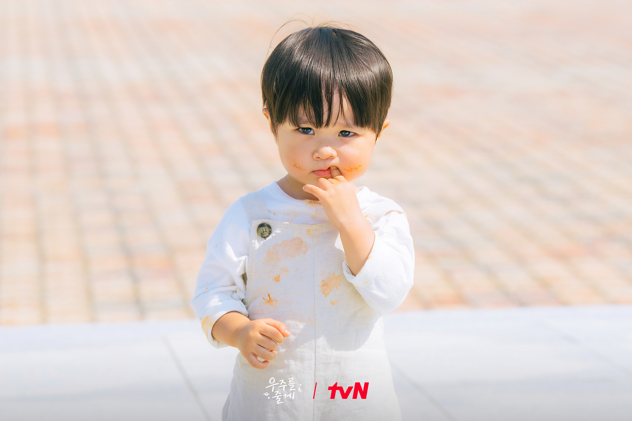 يتشاجر روه جونغ إي وباي إن هيوك علنًا بينما يشاهد ابن أخيهما ذلك في الدراما الجديدة "عالمنا - Our Universe"