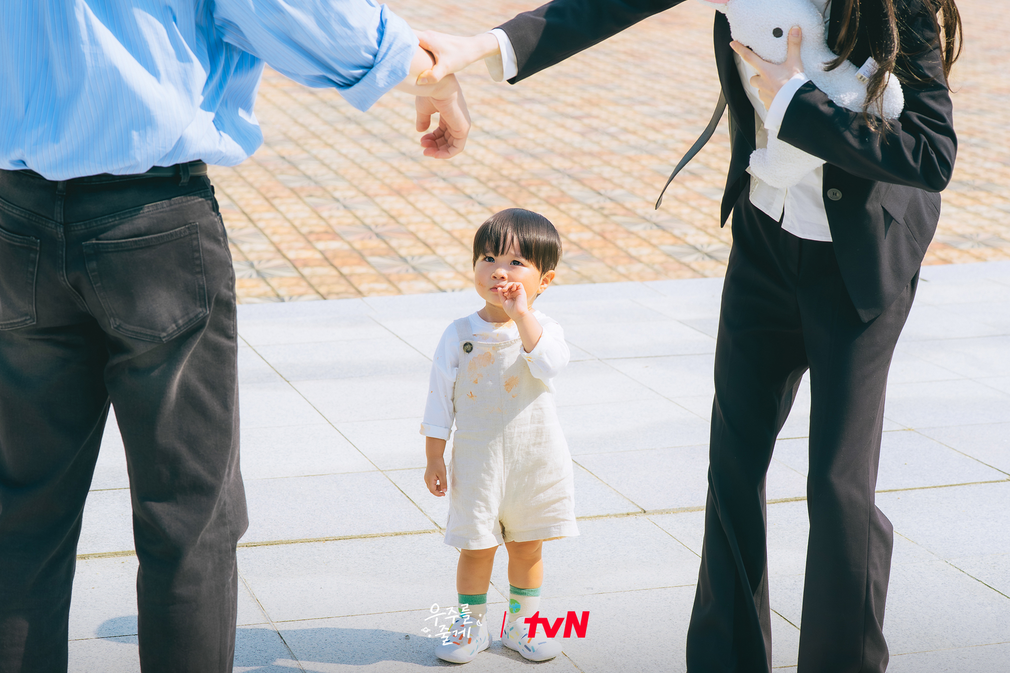 يتشاجر روه جونغ إي وباي إن هيوك علنًا بينما يشاهد ابن أخيهما ذلك في الدراما الجديدة "عالمنا - Our Universe"