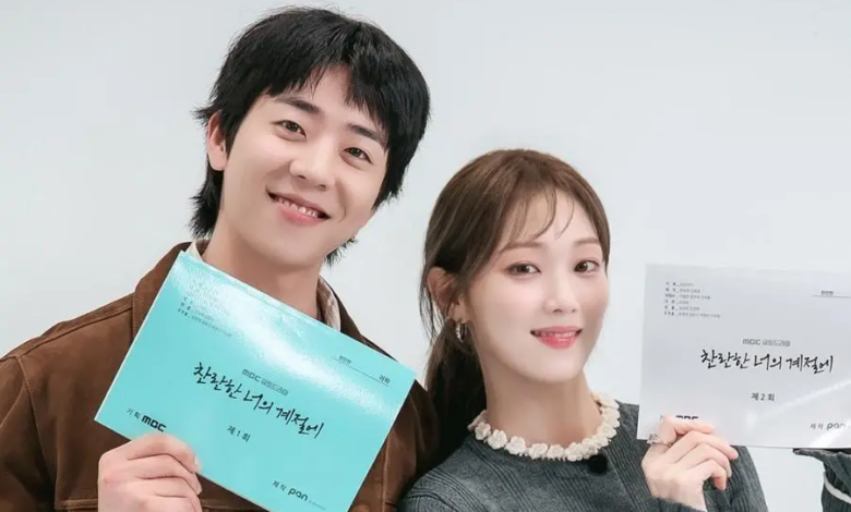 يؤكد المسلسل الرومانسي الجديد من بطولة لي سونغ كيونغ و تشاي جونغ هيوب موعد عرضه الأول مع لمحة من قراءة السيناريو الأولى