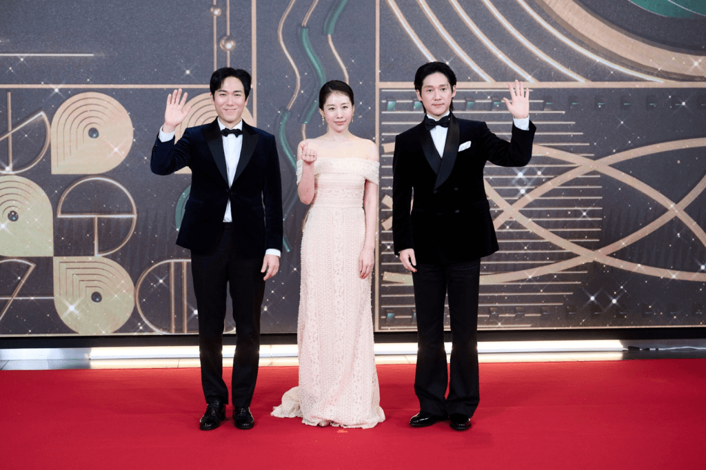 النجوم يتألقون على السجادة الحمراء في حفل توزيع جوائز MBC للدراما لعام 2025