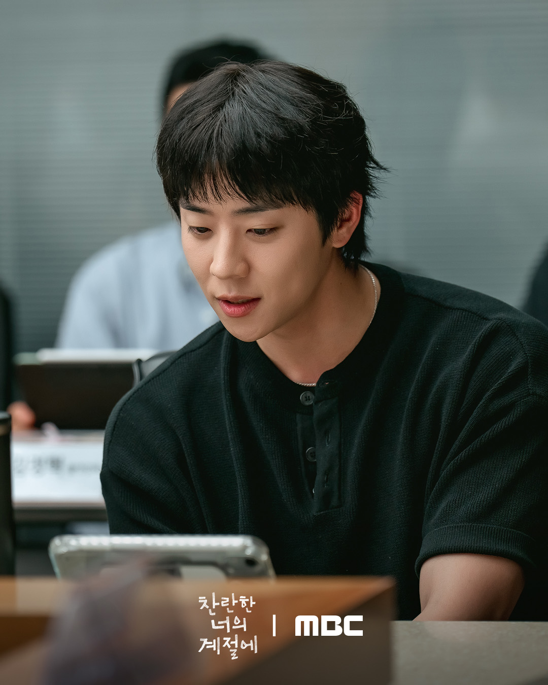 يؤكد المسلسل الرومانسي الجديد من بطولة لي سونغ كيونغ و تشاي جونغ هيوب موعد عرضه الأول مع لمحة من قراءة السيناريو الأولى