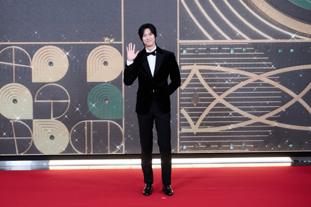 النجوم يتألقون على السجادة الحمراء في حفل توزيع جوائز MBC للدراما لعام 2025