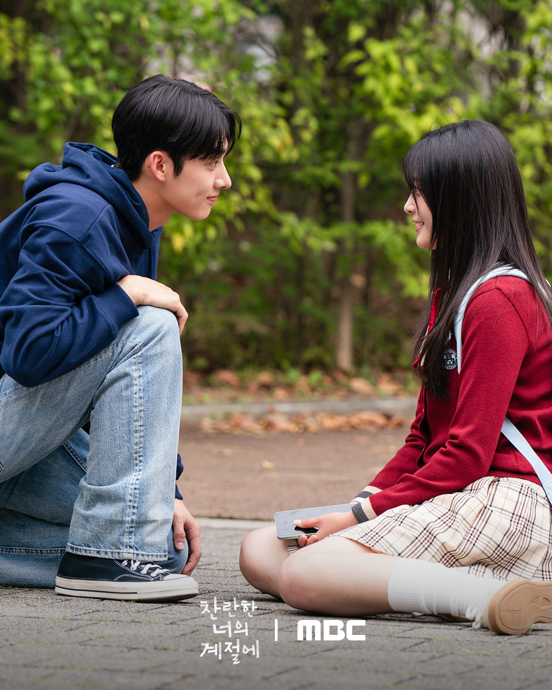 أوه يي جو و كيم تاي يونغ يجسدان دور حبيبين في المدرسة الثانوية في الدراما الجديدة "في موسمك المشرق - In Your Radiant Season"