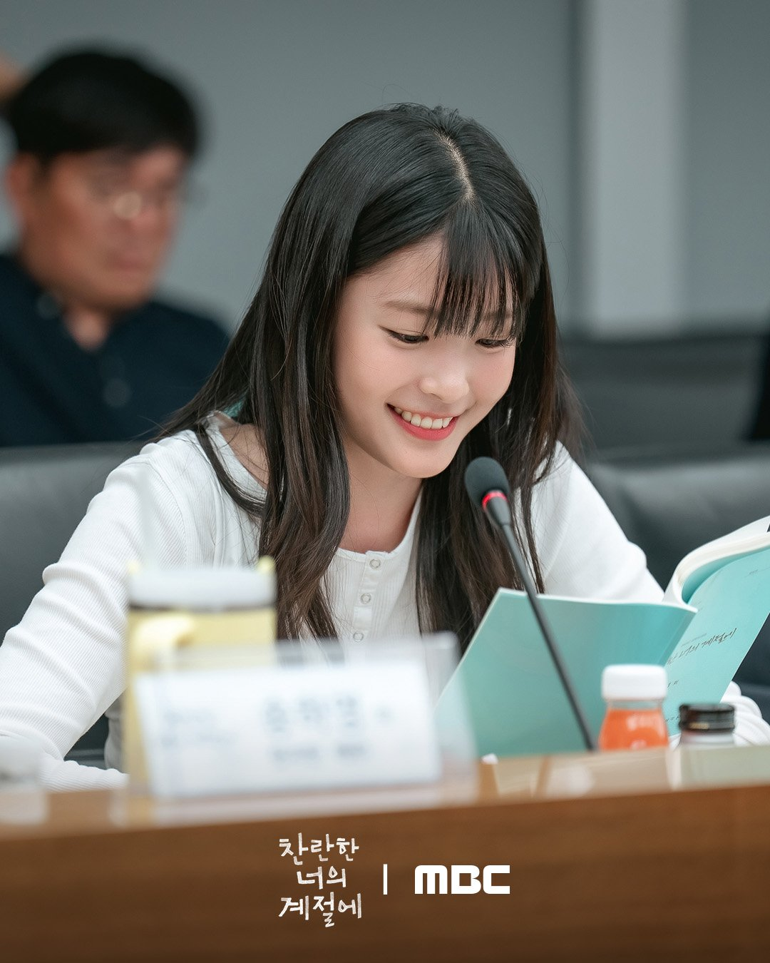 يؤكد المسلسل الرومانسي الجديد من بطولة لي سونغ كيونغ و تشاي جونغ هيوب موعد عرضه الأول مع لمحة من قراءة السيناريو الأولى