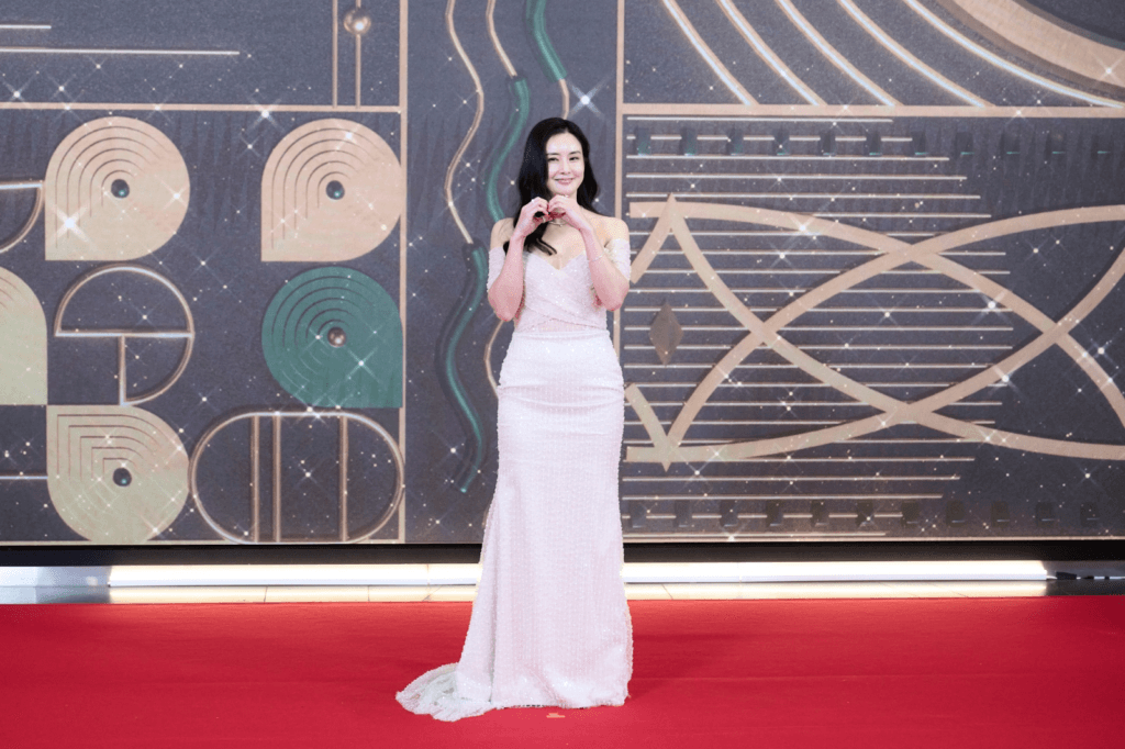 النجوم يتألقون على السجادة الحمراء في حفل توزيع جوائز MBC للدراما لعام 2025