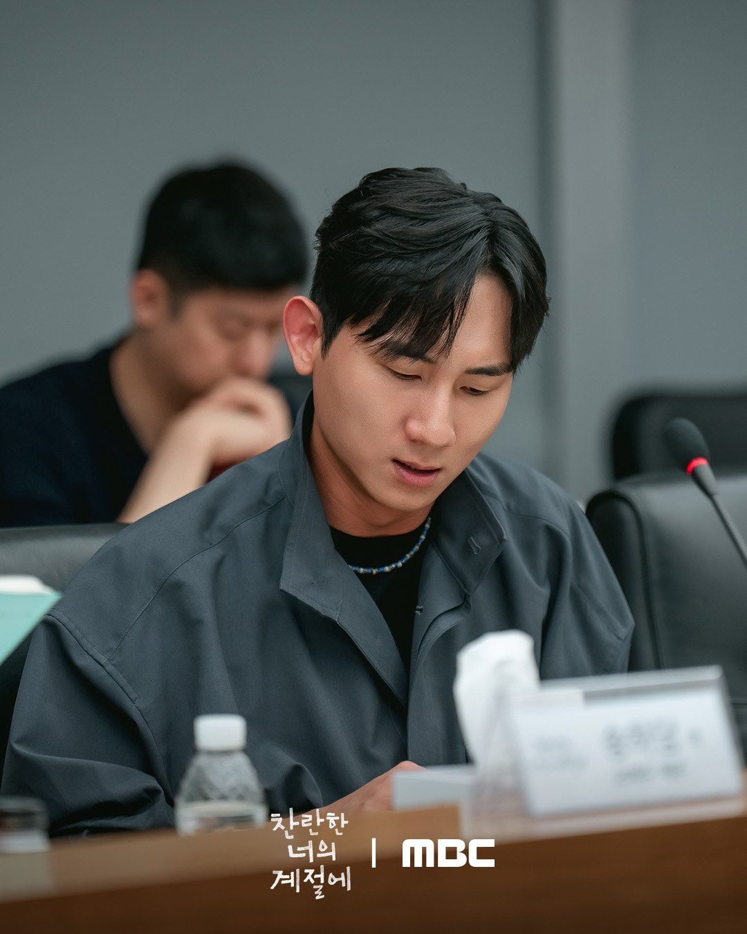 يؤكد المسلسل الرومانسي الجديد من بطولة لي سونغ كيونغ و تشاي جونغ هيوب موعد عرضه الأول مع لمحة من قراءة السيناريو الأولى