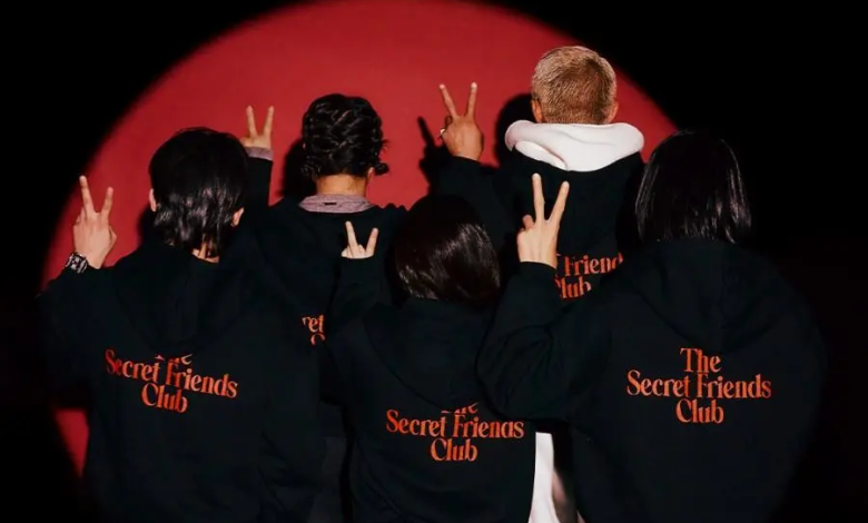 "The Secret Friends Club" مع النجوم جيني و ديكس و تشو سونغ هون وغيرهم يؤكد موعد عرضه الأول من خلال الملصق الترويجي "The Secret Friends Club" مع النجوم جيني و ديكس و تشو سونغ هون وغيرهم يؤكد موعد عرضه الأول من خلال الملصق الترويجي