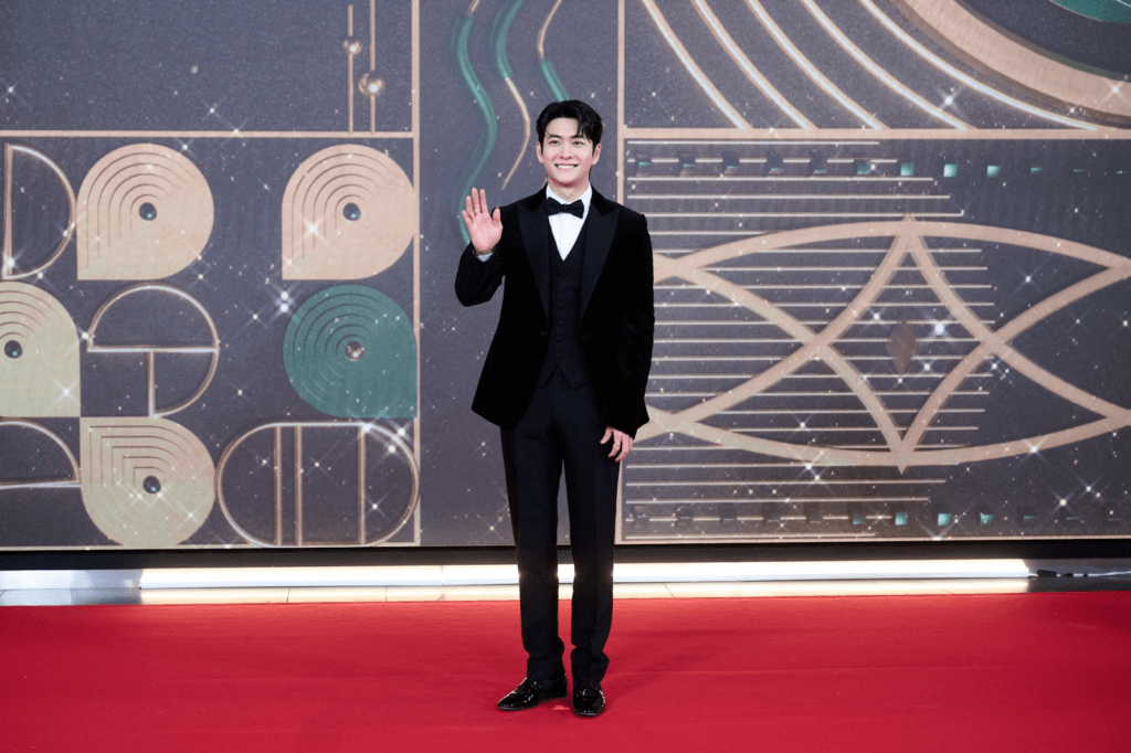 النجوم يتألقون على السجادة الحمراء في حفل توزيع جوائز MBC للدراما لعام 2025