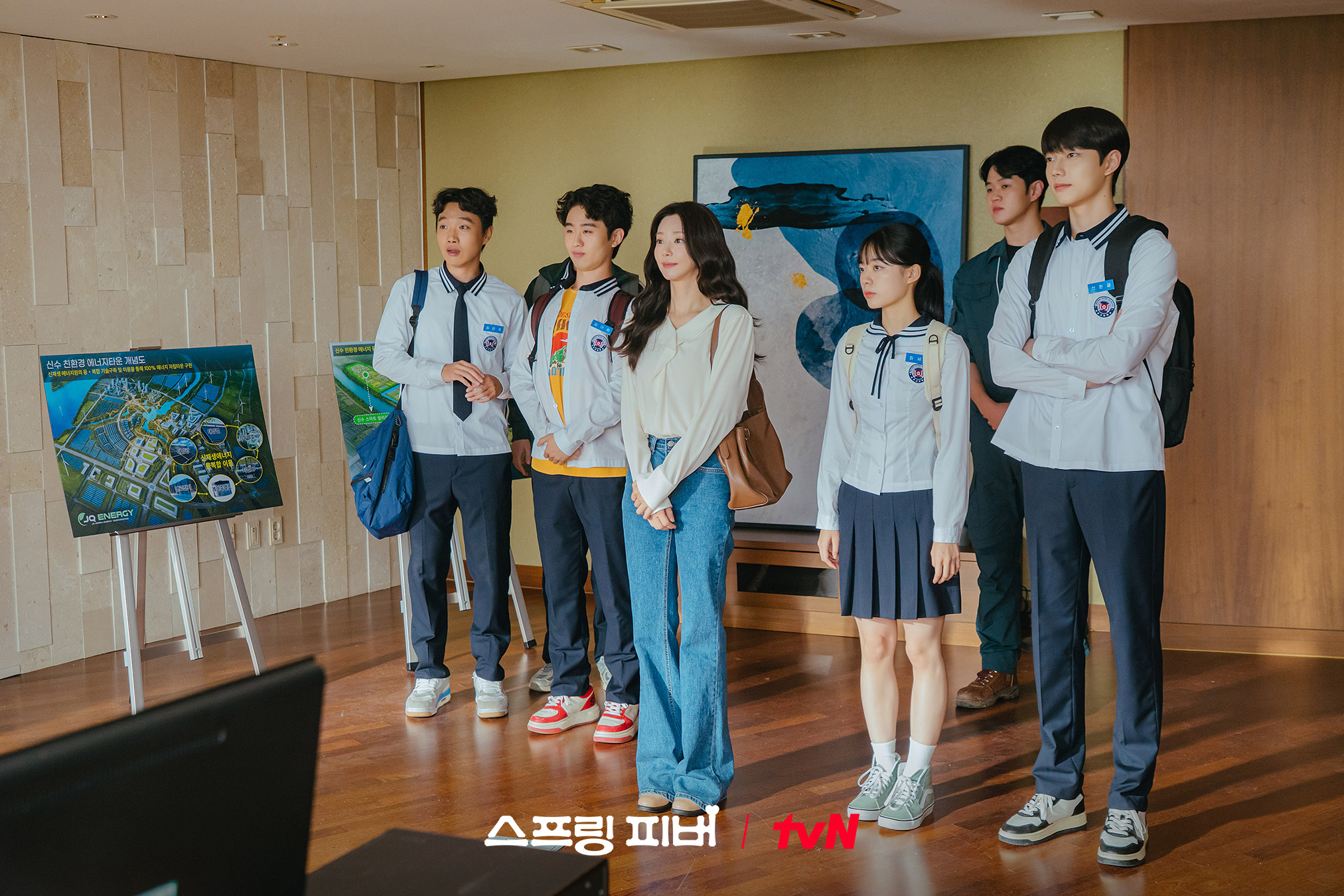 لي جو بين تزور شركة آن بو هيون برفقة طلابها في مسلسل "حمى الربيع - Spring Fever"