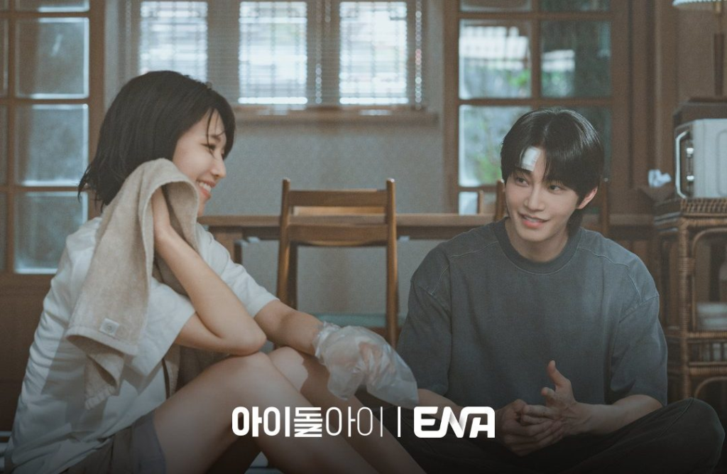 تتقارب سويونغ من فرقة Girls’ Generation وكيم جاي يونغ تدريجياً في مسلسل "محامية الآيدول - IDOL I" تتقارب سويونغ من فرقة Girls’ Generation وكيم جاي يونغ تدريجياً في مسلسل "محامية الآيدول - IDOL I"