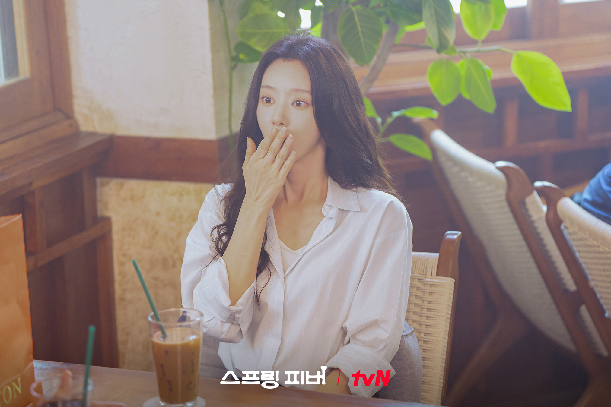 آهن بو هيون يتنصت بغيرة بينما تتحدث لي جو بين مع تشا سيو وون في مسلسل "حمى الربيع - Spring Fever"