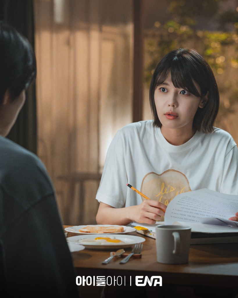 تتقارب سويونغ من فرقة Girls’ Generation وكيم جاي يونغ تدريجياً في مسلسل "محامية الآيدول - IDOL I" تتقارب سويونغ من فرقة Girls’ Generation وكيم جاي يونغ تدريجياً في مسلسل "محامية الآيدول - IDOL I"