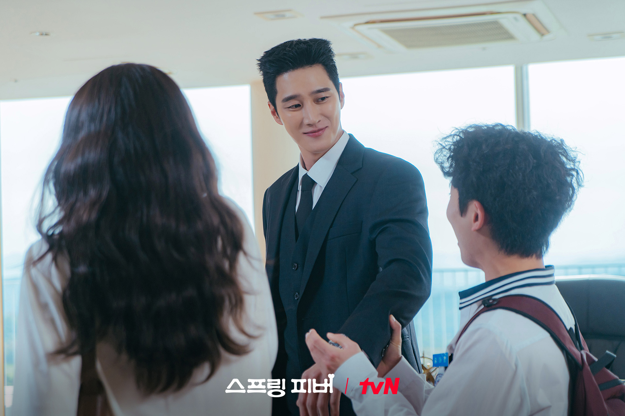 لي جو بين تزور شركة آن بو هيون برفقة طلابها في مسلسل "حمى الربيع - Spring Fever"