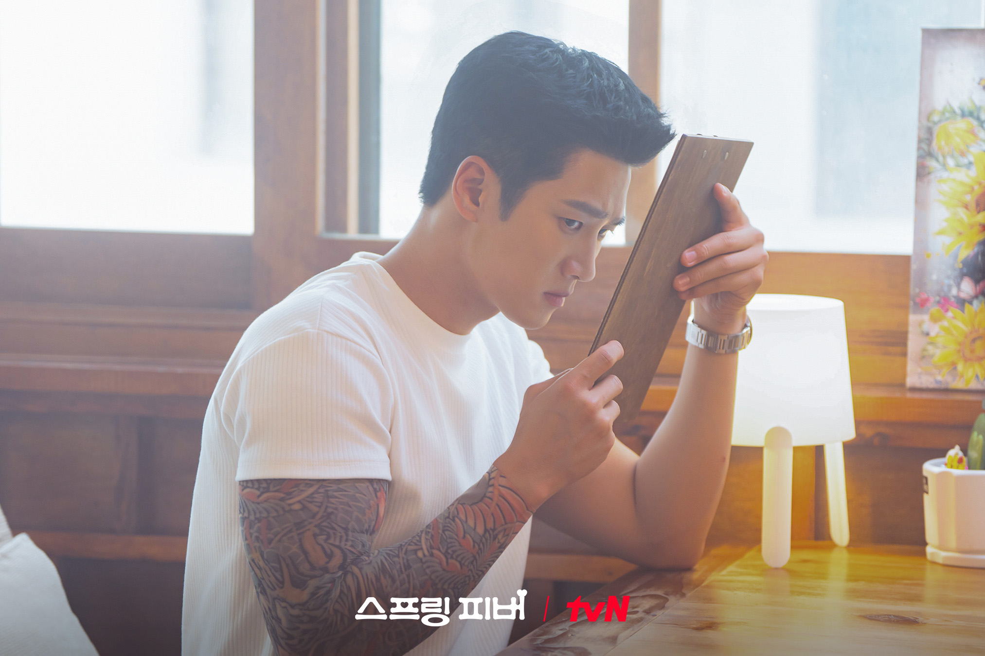 آهن بو هيون يتنصت بغيرة بينما تتحدث لي جو بين مع تشا سيو وون في مسلسل "حمى الربيع - Spring Fever"