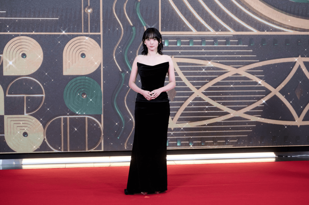 النجوم يتألقون على السجادة الحمراء في حفل توزيع جوائز MBC للدراما لعام 2025