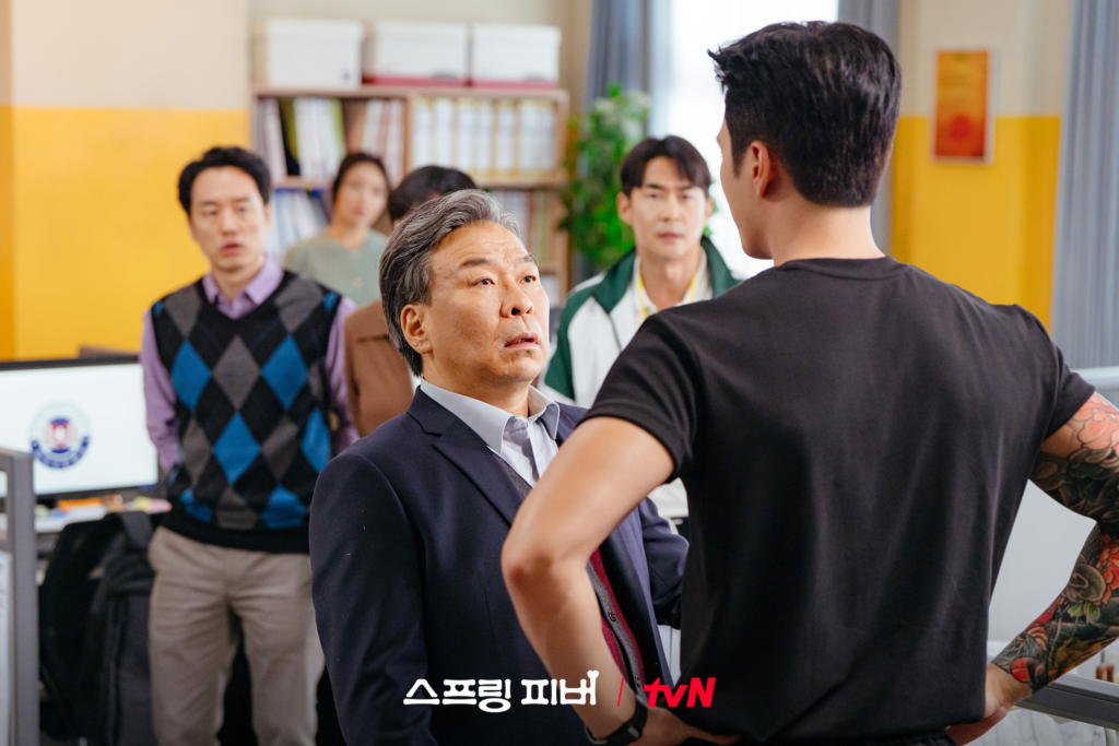 يتبادل آهن بو هيون ولي جو بين لقاءً أول متوتراً ومحرجاً في الدراما الجديدة "حمى الربيع - Spring Fever"