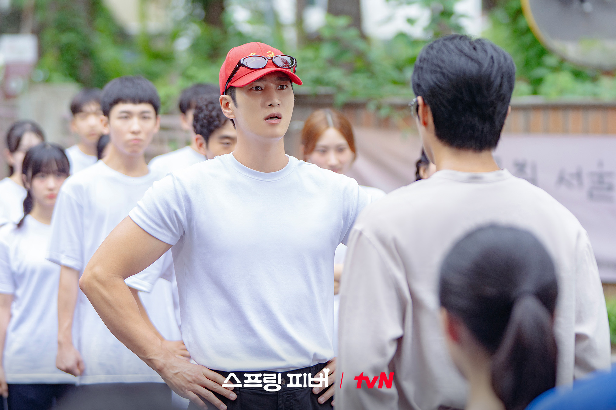 آهن بو هيون يتنصت بغيرة بينما تتحدث لي جو بين مع تشا سيو وون في مسلسل "حمى الربيع - Spring Fever"