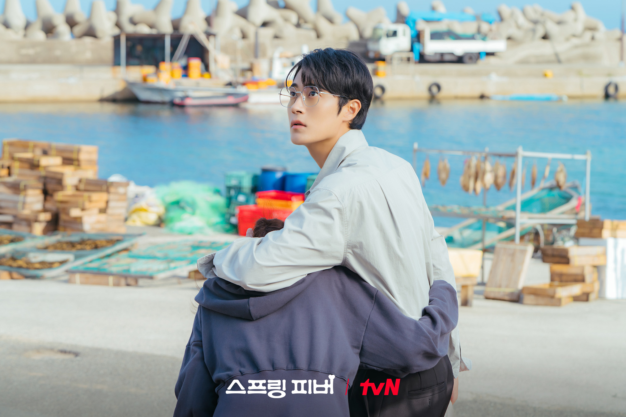 آهن بو هيون يتنصت بغيرة بينما تتحدث لي جو بين مع تشا سيو وون في مسلسل "حمى الربيع - Spring Fever"