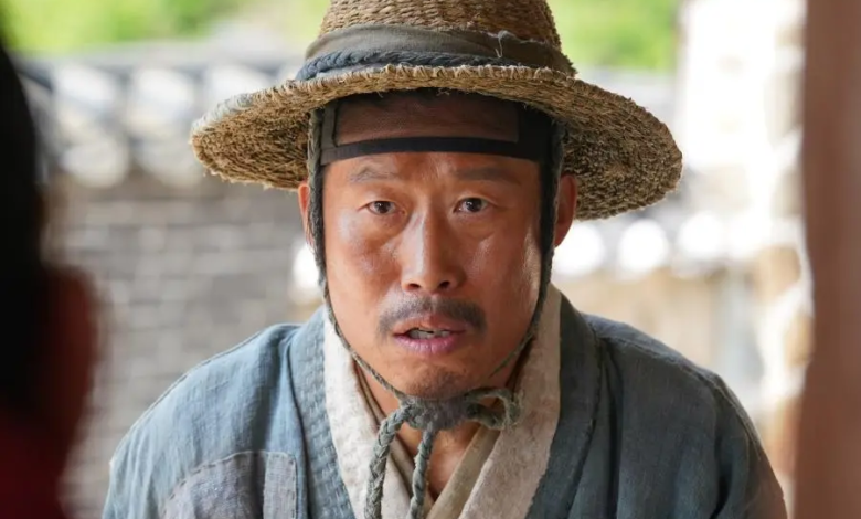 يُظهر يو هاي جين سحراً طبيعياً في دور رئيس قرية يحرس الملك المنفي بارك جي هون في فيلم "حارس الملك - The King’s Warden" يُظهر يو هاي جين سحراً طبيعياً في دور رئيس قرية يحرس الملك المنفي بارك جي هون في فيلم "حارس الملك - The King’s Warden"