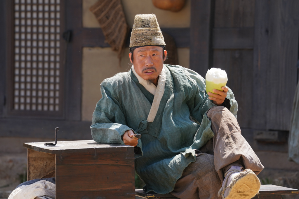 يُظهر يو هاي جين سحراً طبيعياً في دور رئيس قرية يحرس الملك المنفي بارك جي هون في فيلم "حارس الملك - The King’s Warden" يُظهر يو هاي جين سحراً طبيعياً في دور رئيس قرية يحرس الملك المنفي بارك جي هون في فيلم "حارس الملك - The King’s Warden"