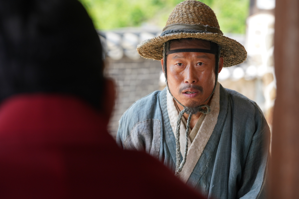 يُظهر يو هاي جين سحراً طبيعياً في دور رئيس قرية يحرس الملك المنفي بارك جي هون في فيلم "حارس الملك - The King’s Warden" يُظهر يو هاي جين سحراً طبيعياً في دور رئيس قرية يحرس الملك المنفي بارك جي هون في فيلم "حارس الملك - The King’s Warden"