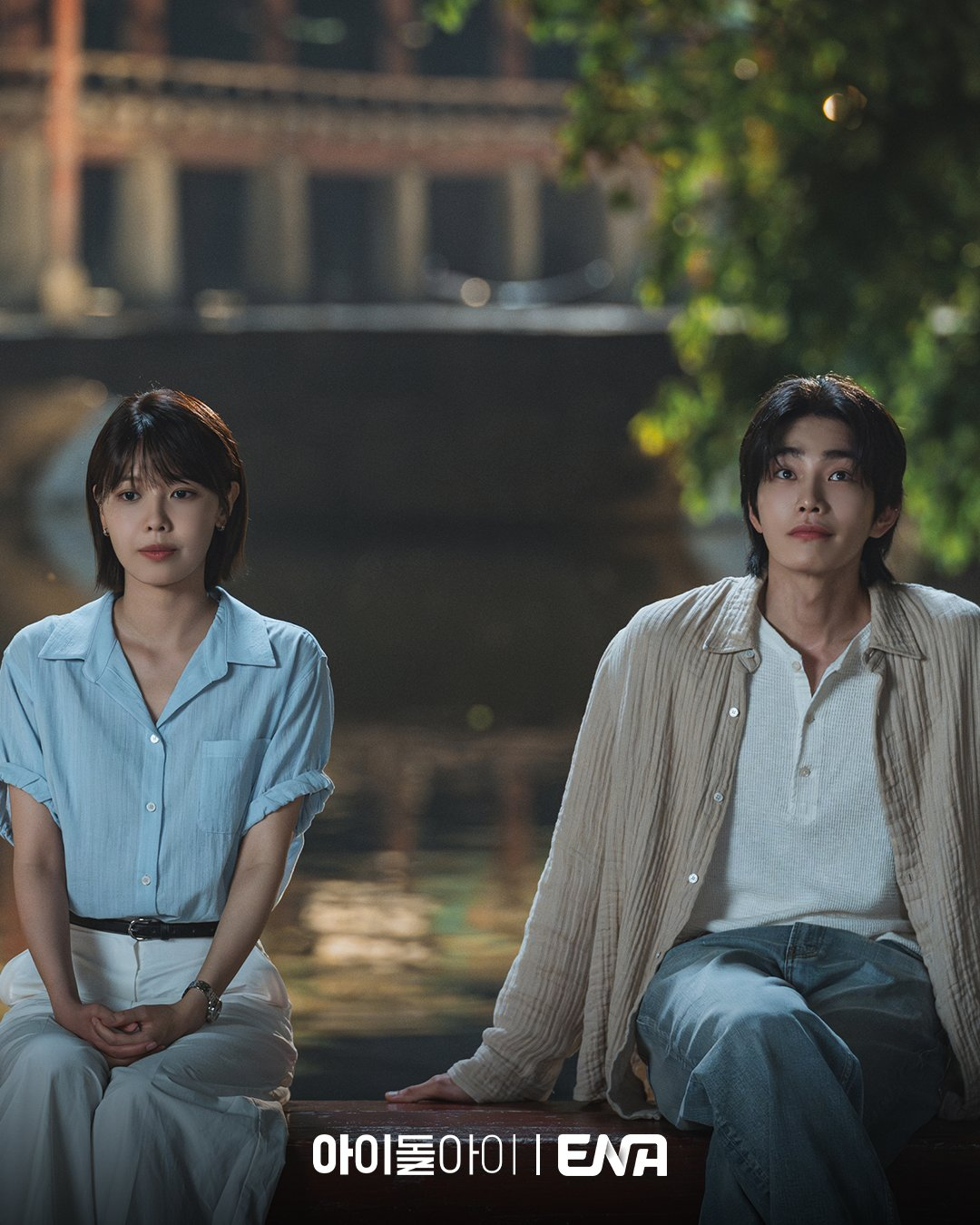 كيم جاي يونغ يلقي قميصه برفق على سويونغ خلال حديث وديّ في وقت متأخر من الليل في مسلسل "محامية الآيدول - IDOL I" كيم جاي يونغ يلقي قميصه برفق على سويونغ خلال حديث وديّ في وقت متأخر من الليل في مسلسل "محامية الآيدول - IDOL I"