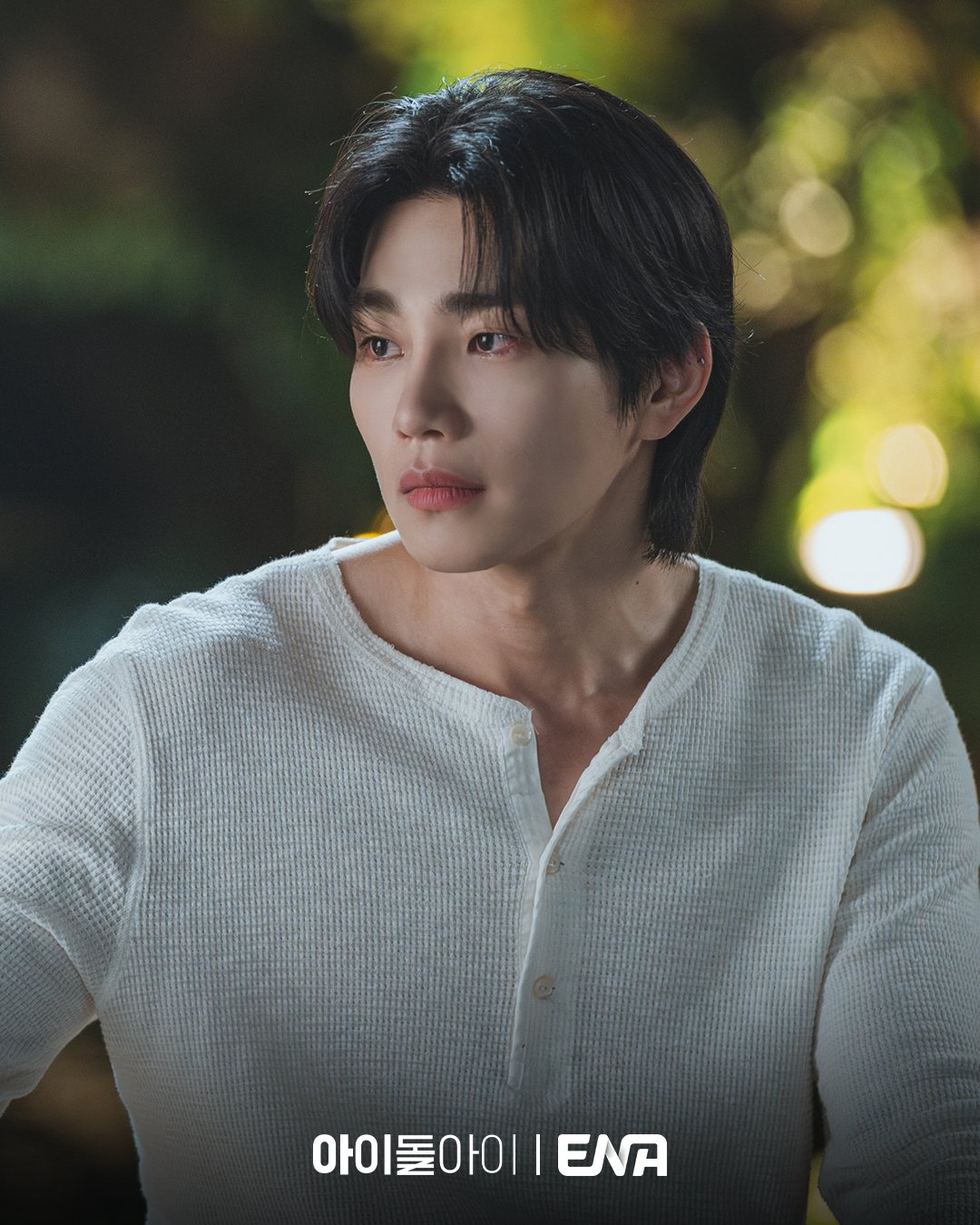 كيم جاي يونغ يلقي قميصه برفق على سويونغ خلال حديث وديّ في وقت متأخر من الليل في مسلسل "محامية الآيدول - IDOL I" كيم جاي يونغ يلقي قميصه برفق على سويونغ خلال حديث وديّ في وقت متأخر من الليل في مسلسل "محامية الآيدول - IDOL I"