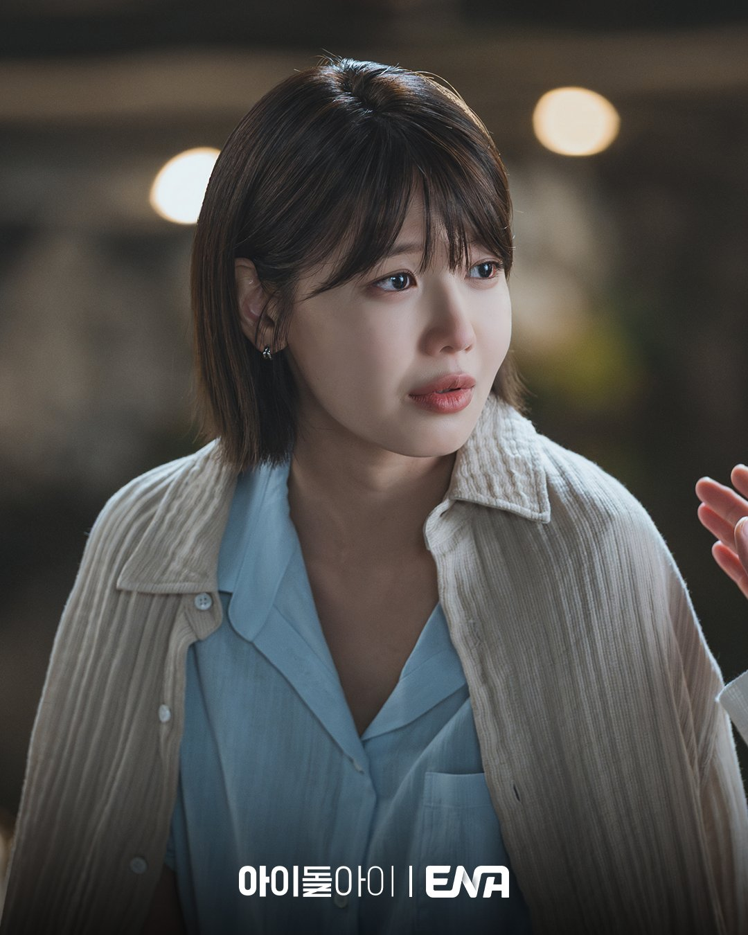 كيم جاي يونغ يلقي قميصه برفق على سويونغ خلال حديث وديّ في وقت متأخر من الليل في مسلسل "محامية الآيدول - IDOL I" كيم جاي يونغ يلقي قميصه برفق على سويونغ خلال حديث وديّ في وقت متأخر من الليل في مسلسل "محامية الآيدول - IDOL I"