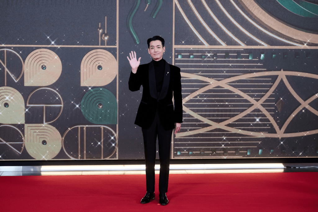 النجوم يتألقون على السجادة الحمراء في حفل توزيع جوائز MBC للدراما لعام 2025