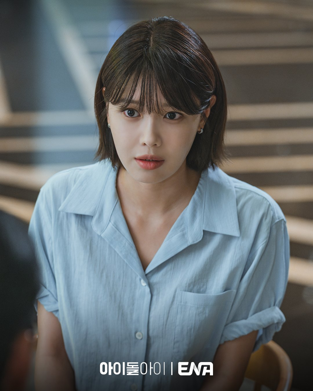 كيم جاي يونغ يلقي قميصه برفق على سويونغ خلال حديث وديّ في وقت متأخر من الليل في مسلسل "محامية الآيدول - IDOL I" كيم جاي يونغ يلقي قميصه برفق على سويونغ خلال حديث وديّ في وقت متأخر من الليل في مسلسل "محامية الآيدول - IDOL I"