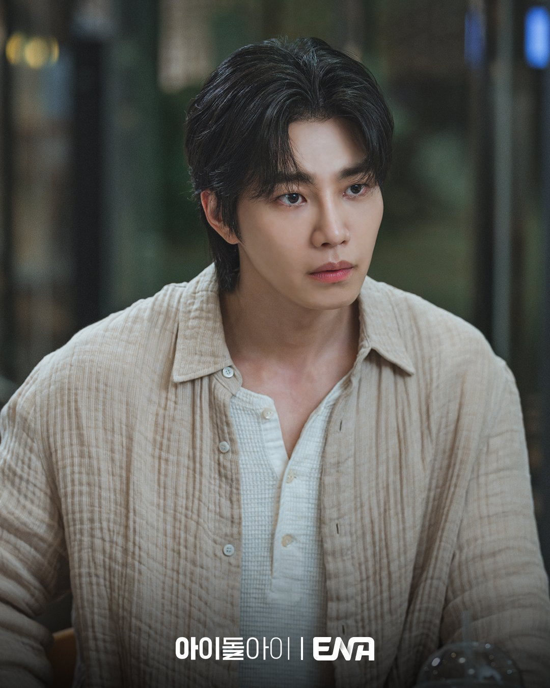 كيم جاي يونغ يلقي قميصه برفق على سويونغ خلال حديث وديّ في وقت متأخر من الليل في مسلسل "محامية الآيدول - IDOL I" كيم جاي يونغ يلقي قميصه برفق على سويونغ خلال حديث وديّ في وقت متأخر من الليل في مسلسل "محامية الآيدول - IDOL I"