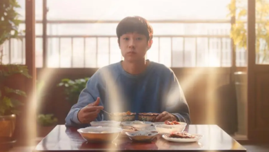 تشوي وو شيك يشعر بالحيرة أثناء تناوله وجبة أعدتها والدته في ملصق فيلمه الجديد تشوي وو شيك يشعر بالحيرة أثناء تناوله وجبة أعدتها والدته في ملصق فيلمه الجديد