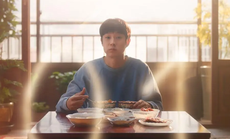 تشوي وو شيك يشعر بالحيرة أثناء تناوله وجبة أعدتها والدته في ملصق فيلمه الجديد تشوي وو شيك يشعر بالحيرة أثناء تناوله وجبة أعدتها والدته في ملصق فيلمه الجديد