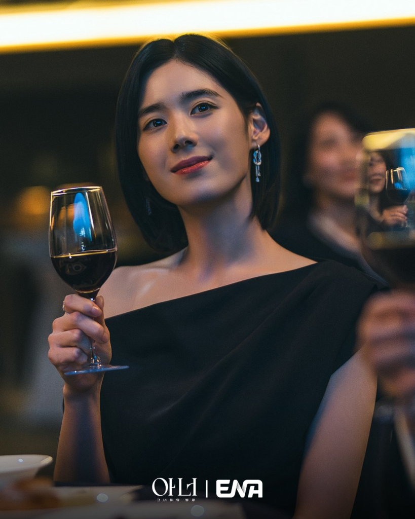 جونغ إيون تشاي هي الرئيسة التنفيذية لشركة محاماة متخصصة في قضايا ضحايا العنف من النساء في الدراما الجديدة "شرف - Honour"