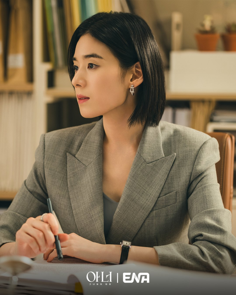 جونغ إيون تشاي هي الرئيسة التنفيذية لشركة محاماة متخصصة في قضايا ضحايا العنف من النساء في الدراما الجديدة "شرف - Honour"