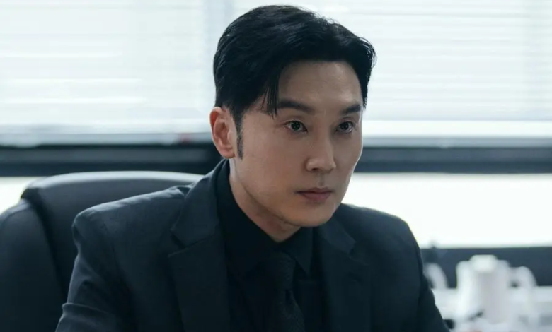 يجسد سيو هيون وو دور مدعٍ عام يخفي هدوؤه الظاهري شعوراً عميقاً بالدونية في مسلسل "الشرف - Honour"