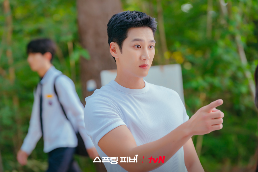 يتسابق آهن بو هيون ولي جو بين عبر مترو الأنفاق بحثاً عن شخص ما معاً في مسلسل "حمى الربيع - Spring Fever"