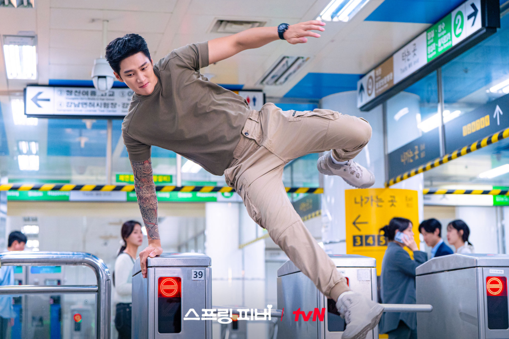 يتسابق آهن بو هيون ولي جو بين عبر مترو الأنفاق بحثاً عن شخص ما معاً في مسلسل "حمى الربيع - Spring Fever"